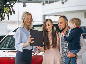 Die junge Familie unterzeichnet das von Autoankauf Marl fertiggestellte Angebot